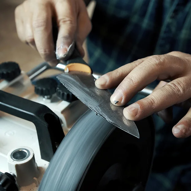 Affûtage de couteaux à la Coutellerie des Poëliers à Angers (149)